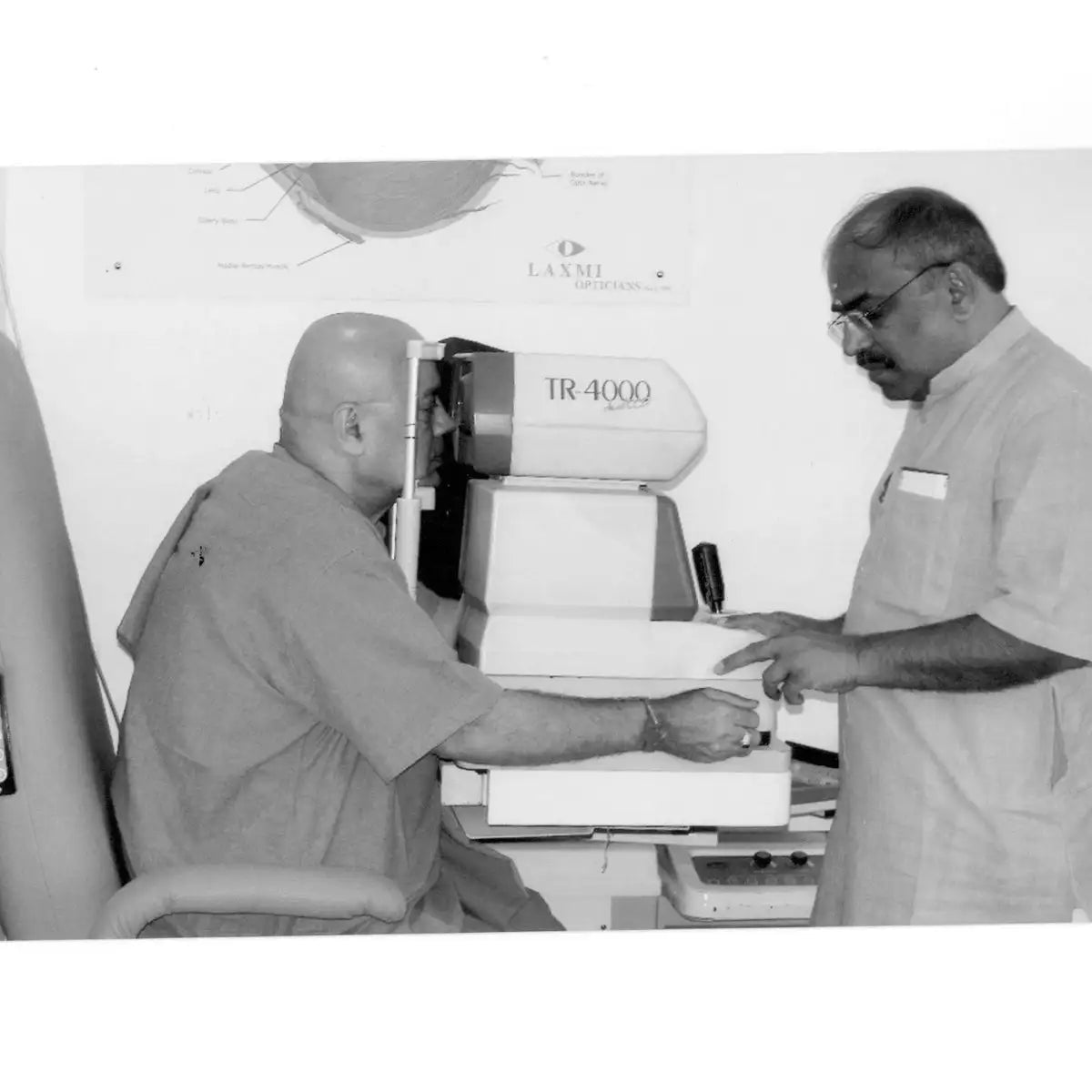Laxmi optics tr-400q eye examination machine.
